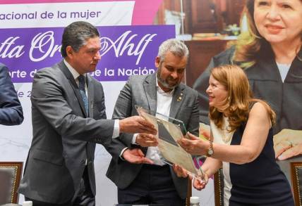  El Gobernador Alfredo Ramírez Bedolla entregó reconocimiento de la UMSNH a la ministra Loretta Ortiz Ahlf por su trayectoria profesional.